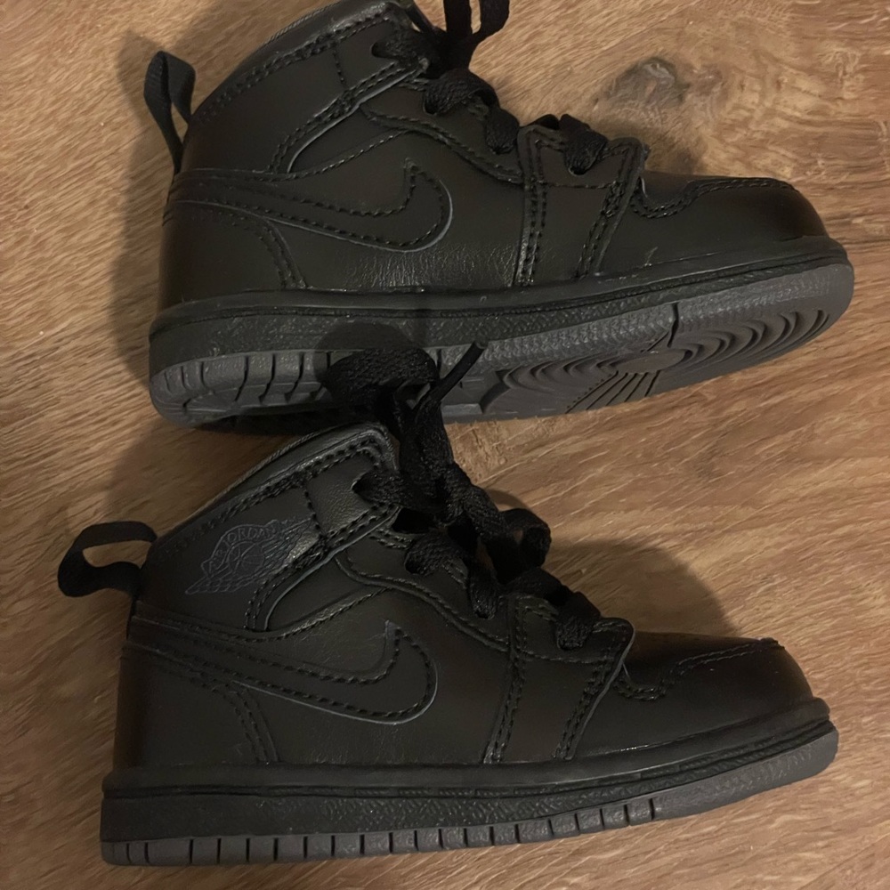 Nike ‘Black out’ Jordan 1 SE size 5C - Picture 1 of 9